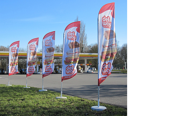 5 afgeronde beachvlaggen bij tankstation