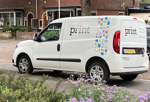 Zijkant van bedrijfswagen fiat doblo van Kennemer Print Service