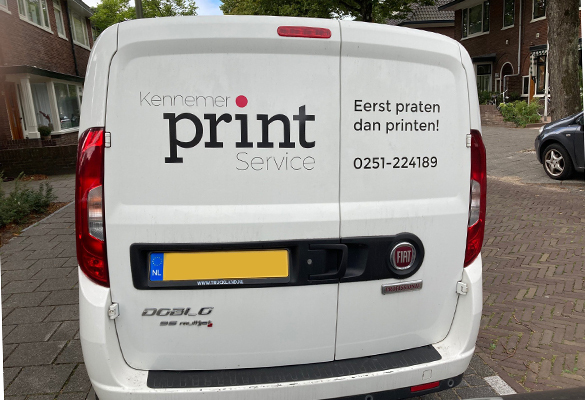 Achterkant van bedrijfswagen fiat doblo van Kennemer Print Service